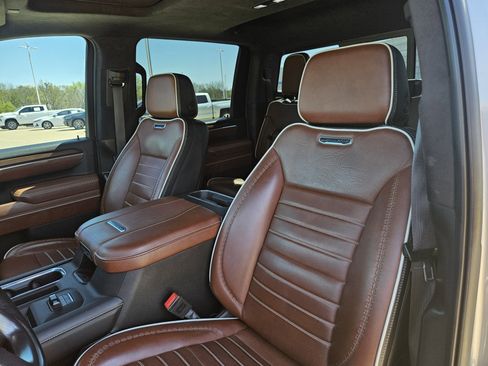 Used 2025 GMC Sierra 3500 Denali Ultimate image 12