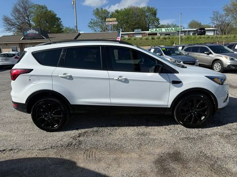Used 2019 Ford Escape SE FWD image 2