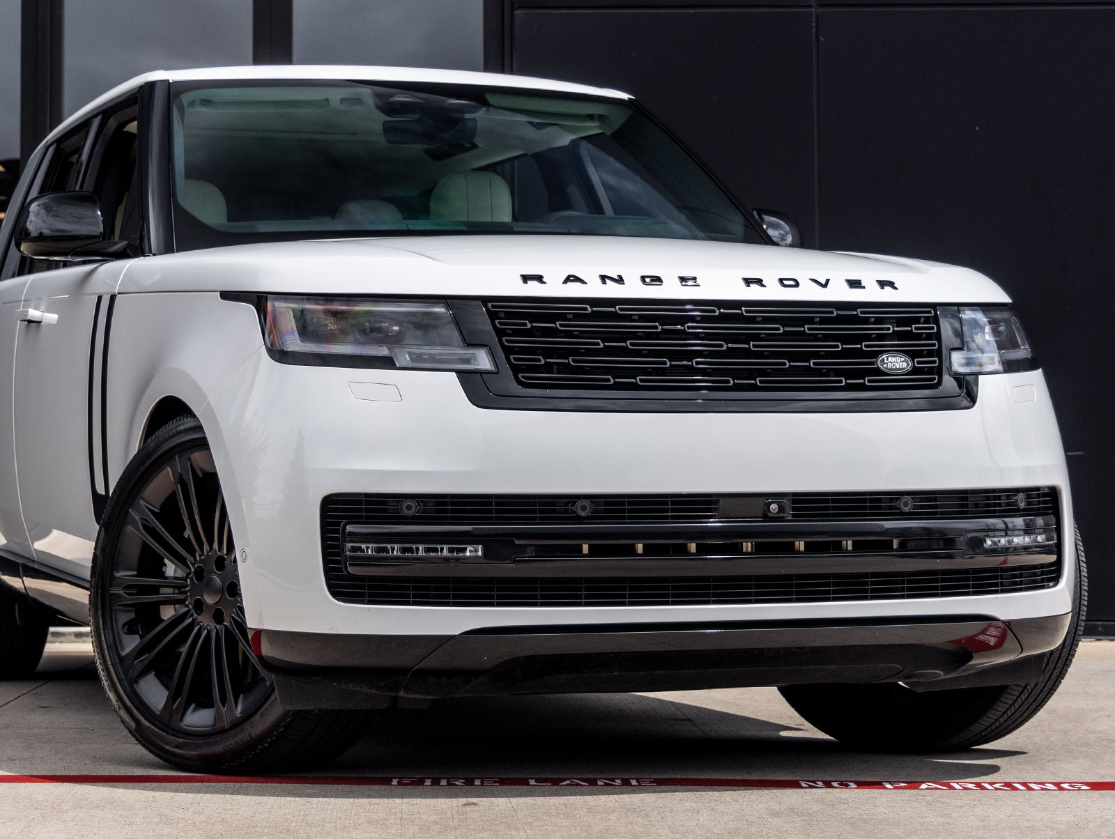 Used 2025 Land Rover Range Rover SE AWD/4WD image 5