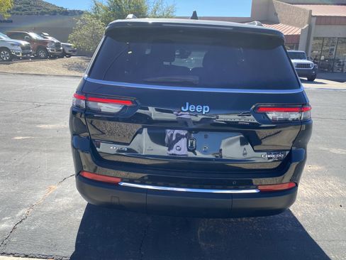 Used 2023 Jeep Grand Cherokee L Laredo image 3