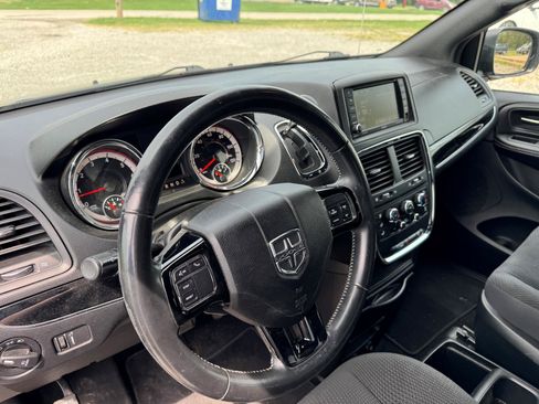 Used 2019 Dodge Grand Caravan SE FWD image 13