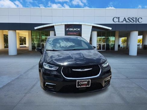 Used 2025 Chrysler Pacifica Select FWD image 3