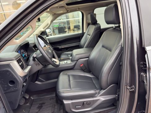 Used 2023 Ford Expedition Max XLT image 11