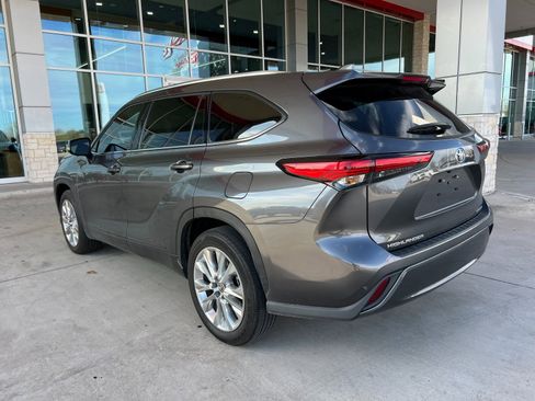 Used 2023 Toyota Highlander Limited image 13
