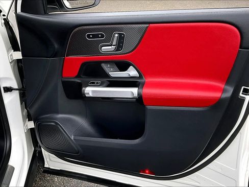 Used 2022 Mercedes-Benz GLB 250 4MATIC image 22