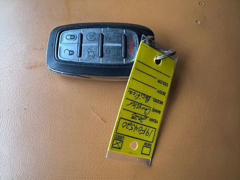 Used 2023 Chrysler Pacifica Pinnacle FWD image 2
