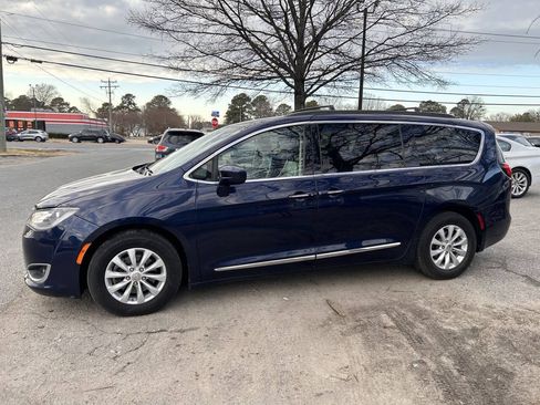 Used 2017 Chrysler Pacifica Touring-L FWD image 9