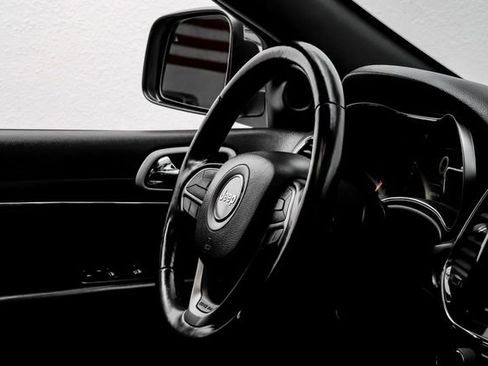 Used 2021 Jeep Grand Cherokee Limited image 14