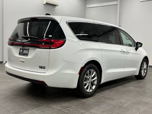 Used 2026 Chrysler Pacifica Limited FWD image 2