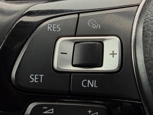 Used 2018 Volkswagen Tiguan SE w/ Panoramic Sunroof Package AWD/4WD image 33