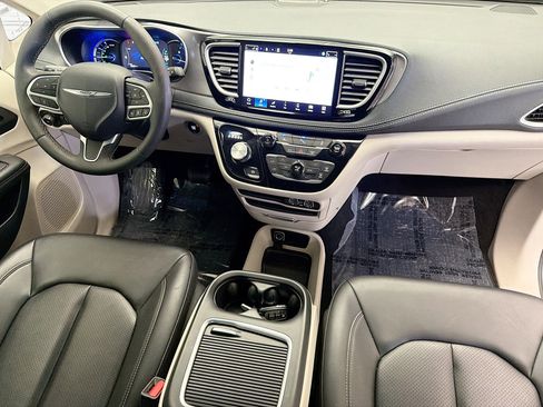Used 2024 Chrysler Pacifica Select image 12