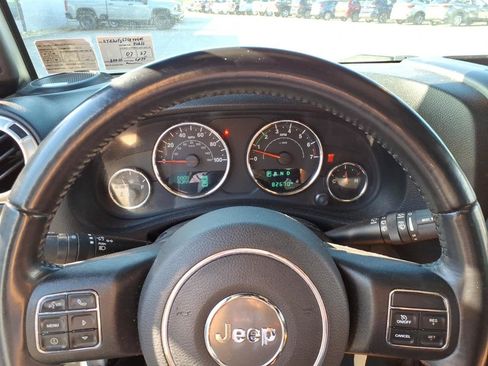 Used 2018 Jeep Wrangler Unlimited Rubicon w/ Connectivity Group AWD/4WD image 14