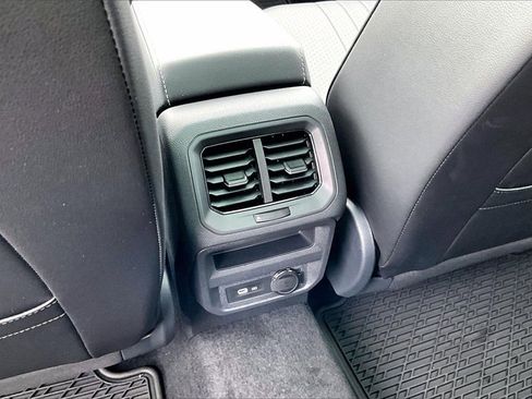 Certified 2024 Volkswagen Tiguan SE w/ Panoramic Sunroof Package image 18