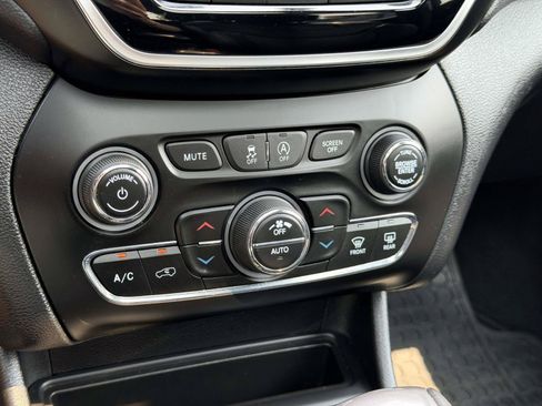 Used 2019 Jeep Cherokee Limited AWD/4WD image 30
