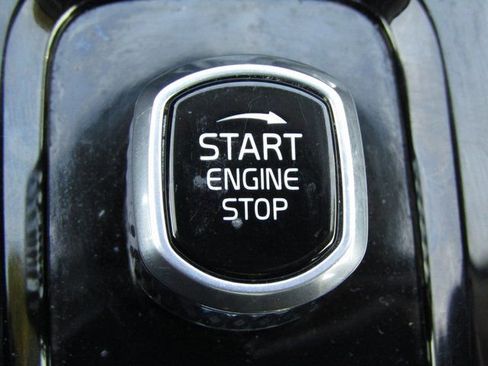 Used 2019 Volvo XC60 T5 Momentum w/ Premium Package image 18