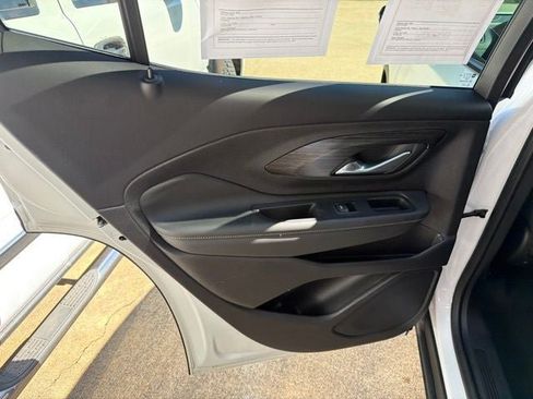 Used 2024 GMC Terrain SLE w/ Driver Convenience Package FWD image 17