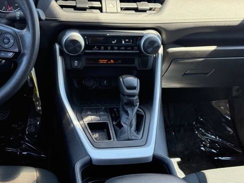 Used 2021 Toyota RAV4 LE w/ Carpet Mat Package (TMS) FWD image 17
