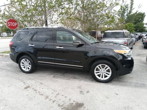 Used 2015 Ford Explorer XLT w/ Equipment Group 201A AWD/4WD image 2
