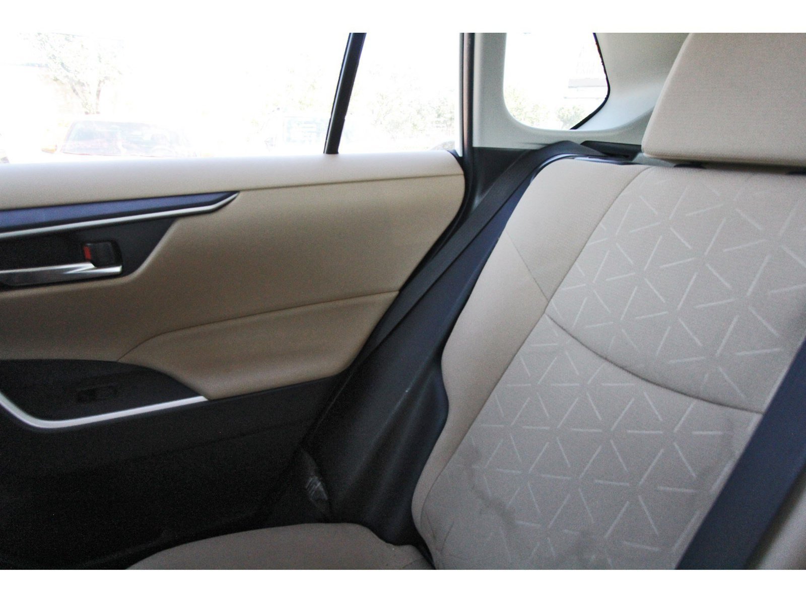 Used 2019 Toyota RAV4 XLE w/ Convenience Package FWD image 11