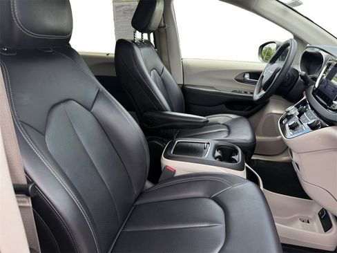 Certified 2023 Chrysler Pacifica Touring-L image 14