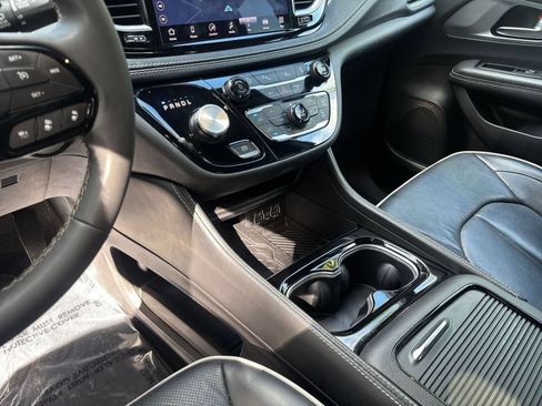 Used 2025 Chrysler Pacifica Limited FWD image 45