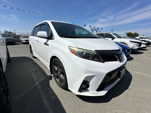 Used 2019 Toyota Sienna SE w/ SE Preferred Package FWD image 2