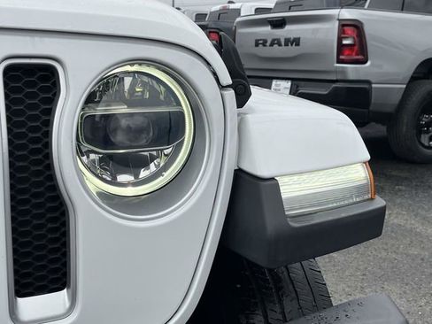 Used 2019 Jeep Wrangler Unlimited Sahara image 9