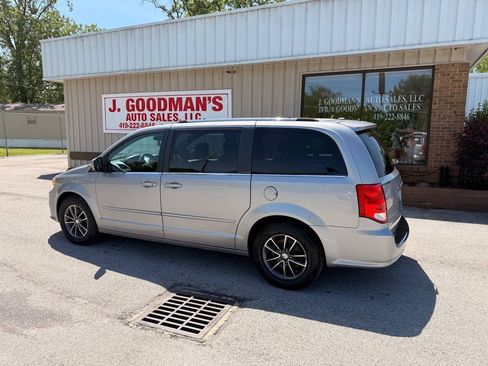 Used 2017 Dodge Grand Caravan SXT FWD image 1