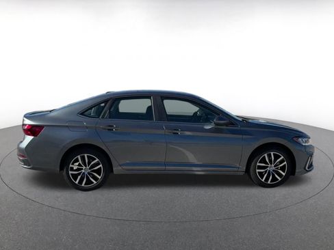 Used 2025 Volkswagen Jetta SE image 16