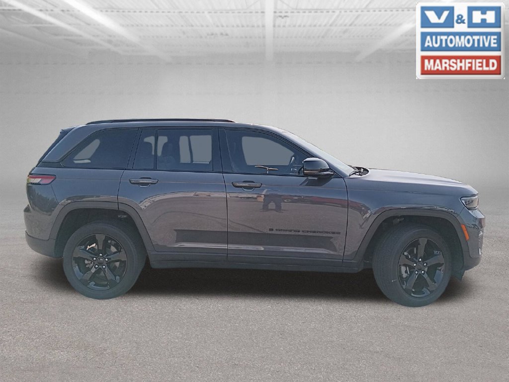 Used 2023 Jeep Grand Cherokee Altitude AWD/4WD image 7