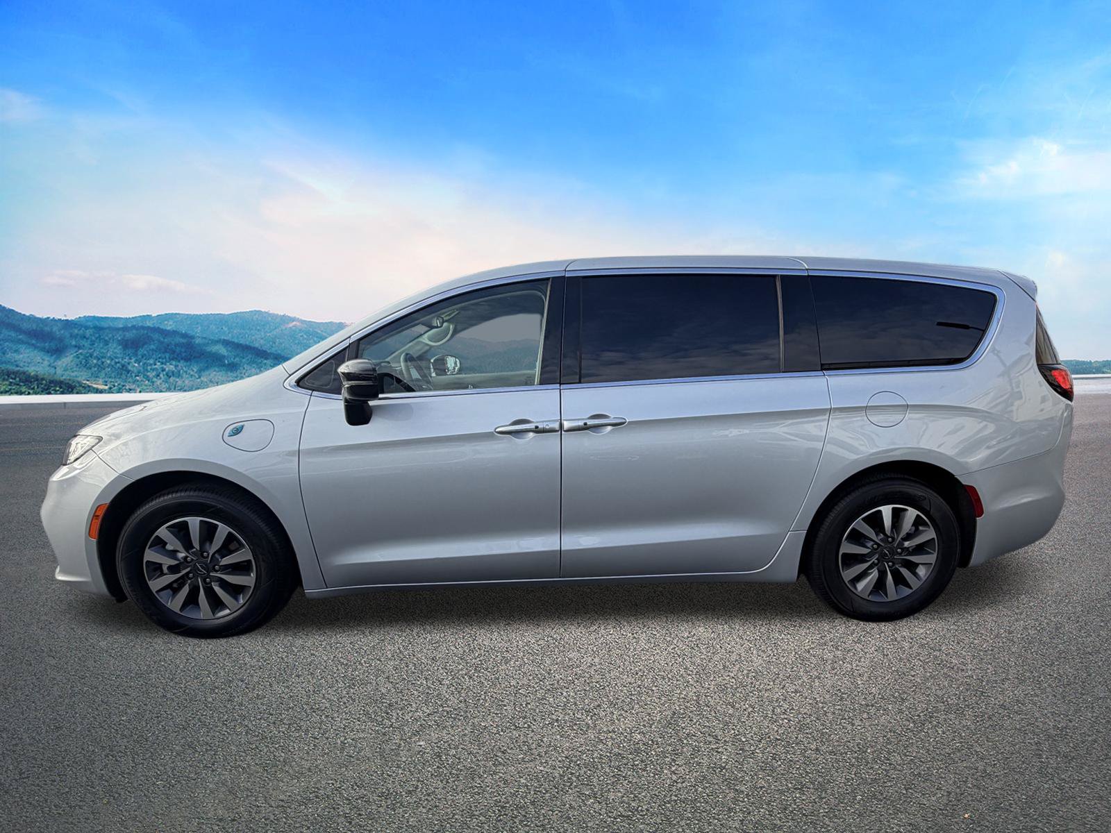 Certified 2024 Chrysler Pacifica Limited FWD image 6