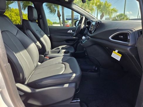 New 2026 Chrysler Pacifica Select FWD image 18