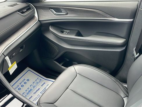 New 2025 Jeep Grand Cherokee Limited w/ Black Appearance Package image 14