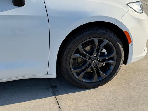 New 2026 Chrysler Pacifica Select FWD image 8