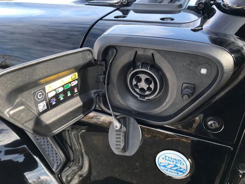 Used 2023 Jeep Wrangler Unlimited Sahara w/ Cold Weather Group image 39