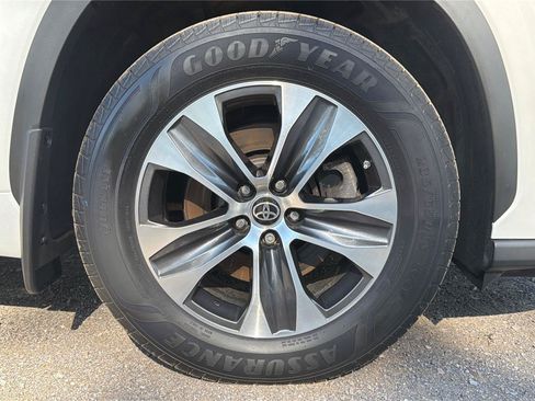 Used 2022 Toyota Highlander XLE AWD/4WD image 26