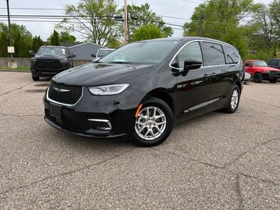 Used 2025 Chrysler Pacifica Select