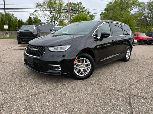 Used 2025 Chrysler Pacifica Select FWD image 1