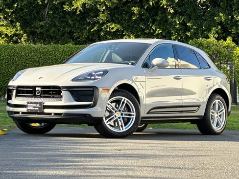 Certified 2025 Porsche Macan image 1