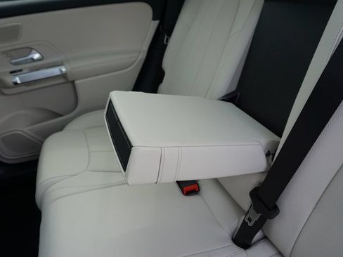 Used 2025 Mercedes-Benz GLB 250 image 41