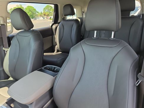 New 2027 Kia Carnival FWD image 22