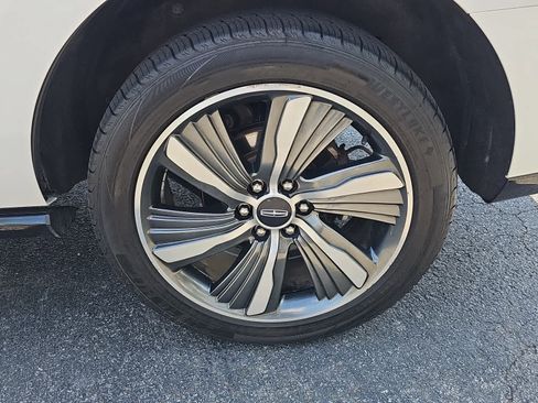 Used 2019 Lincoln Navigator Reserve image 11