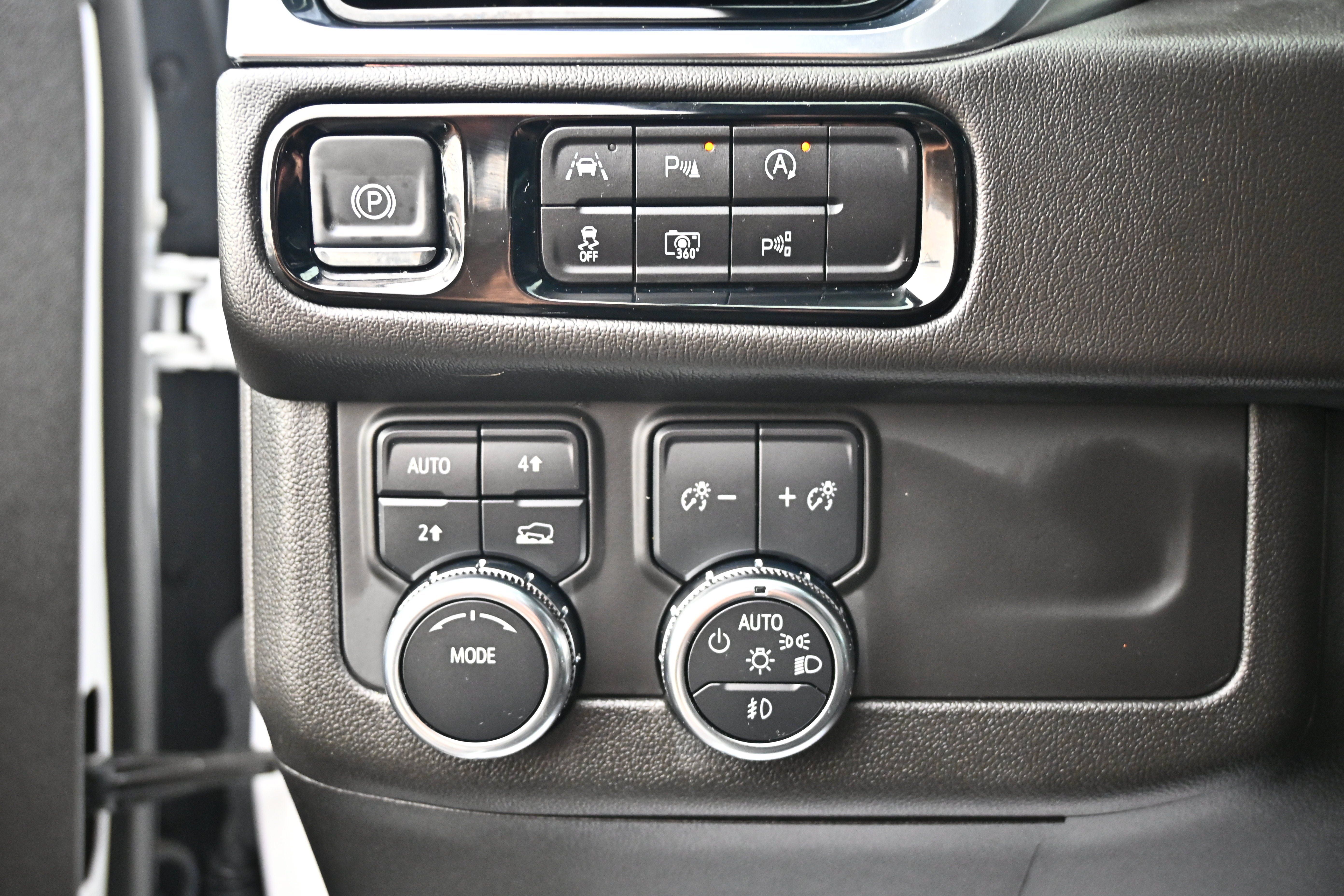 Used 2025 GMC Yukon Denali AWD/4WD image 26
