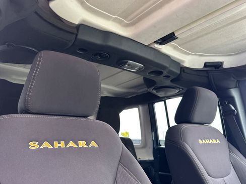 Used 2014 Jeep Wrangler Unlimited Sahara w/ Connectivity Group AWD/4WD image 18