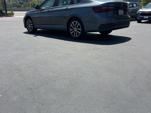 Used 2025 Volkswagen Jetta SE FWD image 7