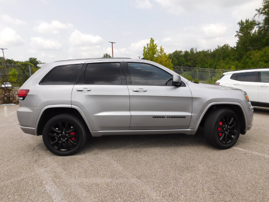 Used 2020 Jeep Grand Cherokee Altitude AWD/4WD image 4