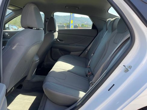 Used 2022 Hyundai Elantra SE FWD image 17