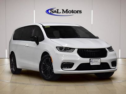 New 2026 Chrysler Pacifica Select