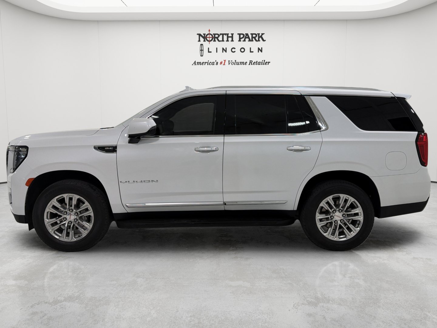 Used 2023 GMC Yukon SLT w/ SLT Premium Package AWD/4WD image 2