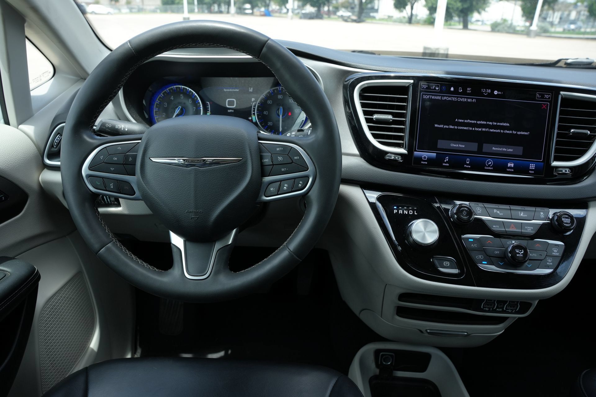 Used 2023 Chrysler Pacifica Touring-L FWD image 10